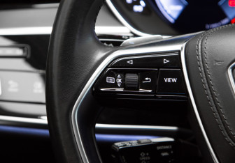 Подержанный автомобиль Audi A8 2018 года (12 фото)