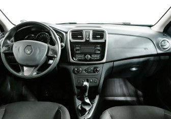 Подержанный автомобиль Renault Sandero 2016 года (9 фото)