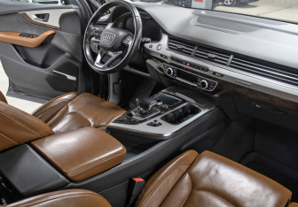 Подержанный автомобиль Audi Q7 2015 года (11 фото)