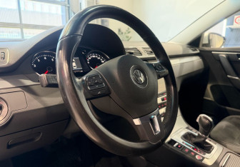 Подержанный автомобиль Volkswagen Passat Sedan 2013 года (13 фото)