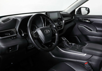 Подержанный автомобиль Toyota Highlander 2020 года (12 фото)