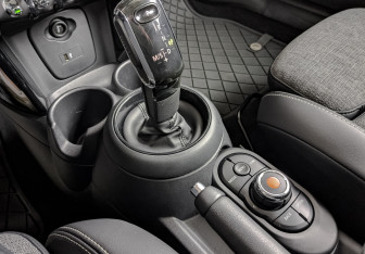 Подержанный автомобиль MINI Hatch 2019 года (25 фото)
