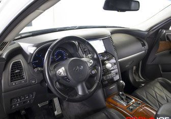 Подержанный автомобиль Infiniti QX70 2016 года (19 фото)