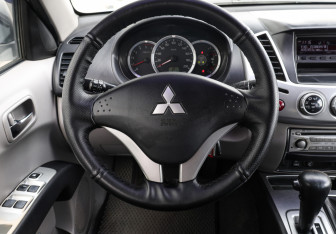 Подержанный автомобиль Mitsubishi L200 2011 года (17 фото)
