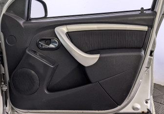 Подержанный автомобиль Nissan Terrano 2014 года (25 фото)