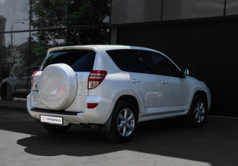 Подержанный автомобиль Toyota RAV4 2011 года (4 фото)