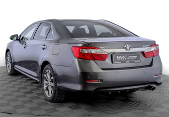 Подержанный автомобиль Toyota Camry Sedan 2014 года (7 фото)