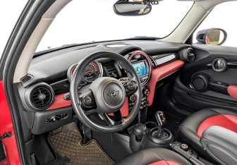 Подержанный автомобиль MINI Hatch 2021 года (16 фото)