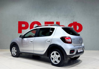 Подержанный автомобиль Renault Sandero 2018 года (5 фото)