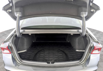 Подержанный автомобиль Kia K5 2020 года (10 фото)