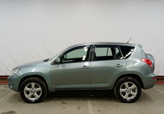 Подержанный автомобиль Toyota RAV4 2008 года (8 фото)