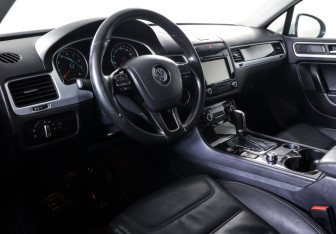 Подержанный автомобиль Volkswagen Touareg 2012 года (14 фото)