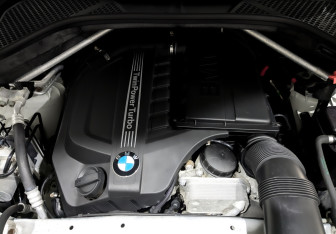 Подержанный автомобиль BMW X5 2015 года (9 фото)