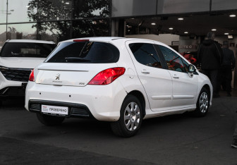 Подержанный автомобиль Peugeot 308 Hatchback 2011 года (4 фото)