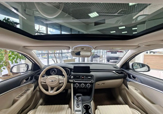 Подержанный автомобиль Genesis G70 2022 года (10 фото)