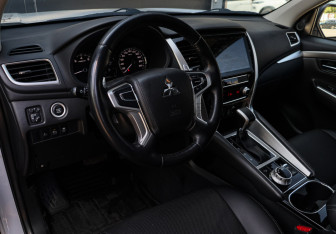 Подержанный автомобиль Mitsubishi Pajero Sport 2020 года (13 фото)