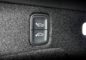 Подержанный автомобиль Hongqi E-HS9 2022 года (27 фото)