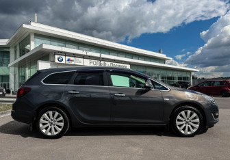 Подержанный автомобиль Opel Astra Wagon 2012 года (6 фото)