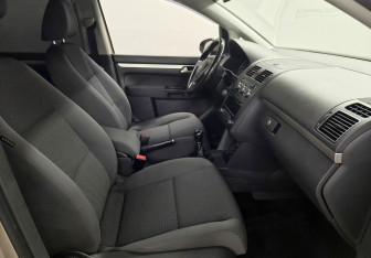 Подержанный автомобиль Volkswagen Touran 2013 года (10 фото)