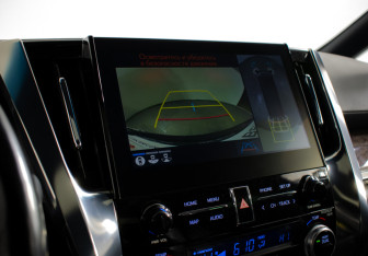 Подержанный автомобиль Toyota Alphard 2021 года (21 фото)