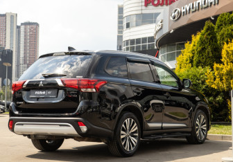 Подержанный автомобиль Mitsubishi Outlander 2021 года (4 фото)