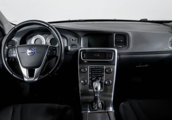 Подержанный автомобиль Volvo S60 2012 года (12 фото)