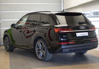 Подержанный автомобиль Audi Q7 2021 года (6 фото)