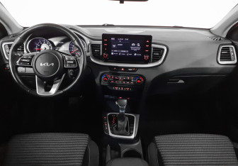 Подержанный автомобиль Kia Ceed Hatchback 2022 года (8 фото)