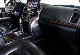 Подержанный автомобиль Toyota Land Cruiser Suv 2012 года (11 фото)