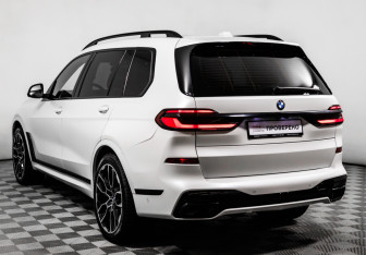 Подержанный автомобиль BMW X7 2024 года (7 фото)