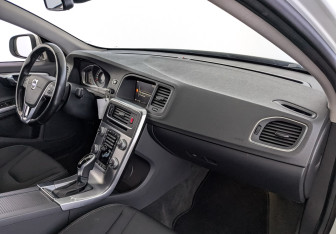 Подержанный автомобиль Volvo S60 2017 года (13 фото)