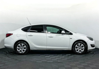 Подержанный автомобиль Opel Astra Sedan 2014 года (4 фото)