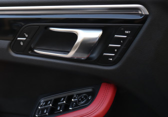 Подержанный автомобиль Porsche Macan 2015 года (16 фото)