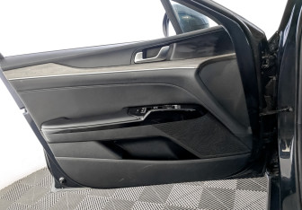 Подержанный автомобиль Kia K5 2021 года (19 фото)
