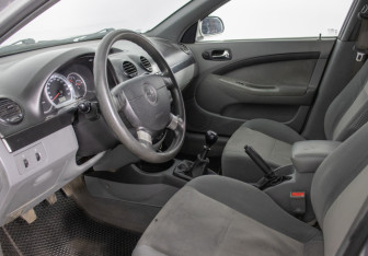 Подержанный автомобиль Chevrolet Lacetti Wagon 2006 года (10 фото)