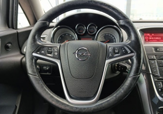 Подержанный автомобиль Opel Astra Sedan 2013 года (12 фото)