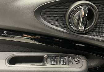 Подержанный автомобиль MINI Clubman Wagon 2021 года (19 фото)