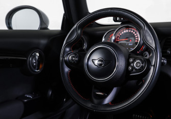 Подержанный автомобиль MINI Hatch 2018 года (13 фото)