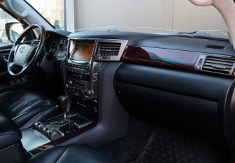 Подержанный автомобиль Lexus LX 2011 года (7 фото)