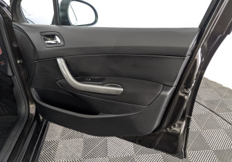 Подержанный автомобиль Peugeot 308 Hatchback 2012 года (25 фото)