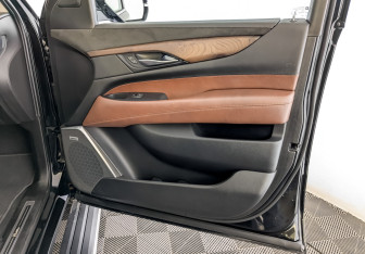 Подержанный автомобиль Cadillac Escalade Suv 2018 года (28 фото)