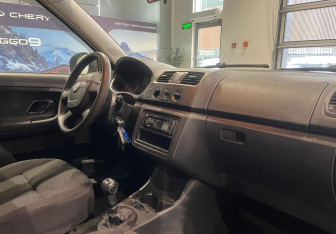 Подержанный автомобиль Skoda Fabia Hatchback 2011 года (10 фото)