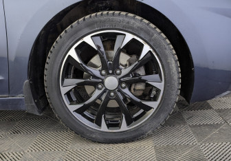 Подержанный автомобиль Hyundai Elantra Sedan 2019 года (12 фото)