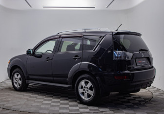 Подержанный автомобиль Mitsubishi Outlander 2010 года (3 фото)