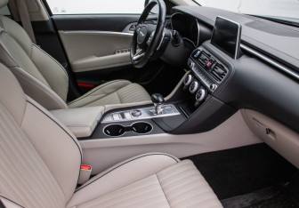 Подержанный автомобиль Genesis G70 2020 года (9 фото)
