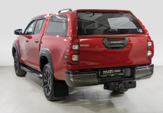 Подержанный автомобиль Toyota Hilux 2020 года (7 фото)