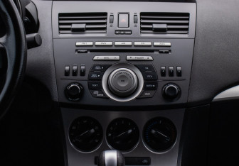 Подержанный автомобиль Mazda 3 Sedan 2011 года (14 фото)