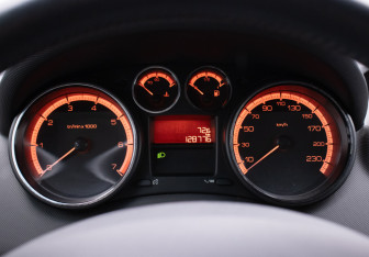 Подержанный автомобиль Peugeot 308 Hatchback 2011 года (12 фото)