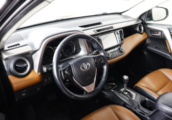 Подержанный автомобиль Toyota RAV4 2018 года (9 фото)