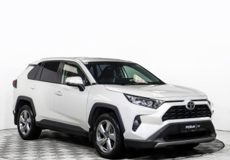 Подержанный автомобиль Toyota RAV4 2021 года (2 фото)